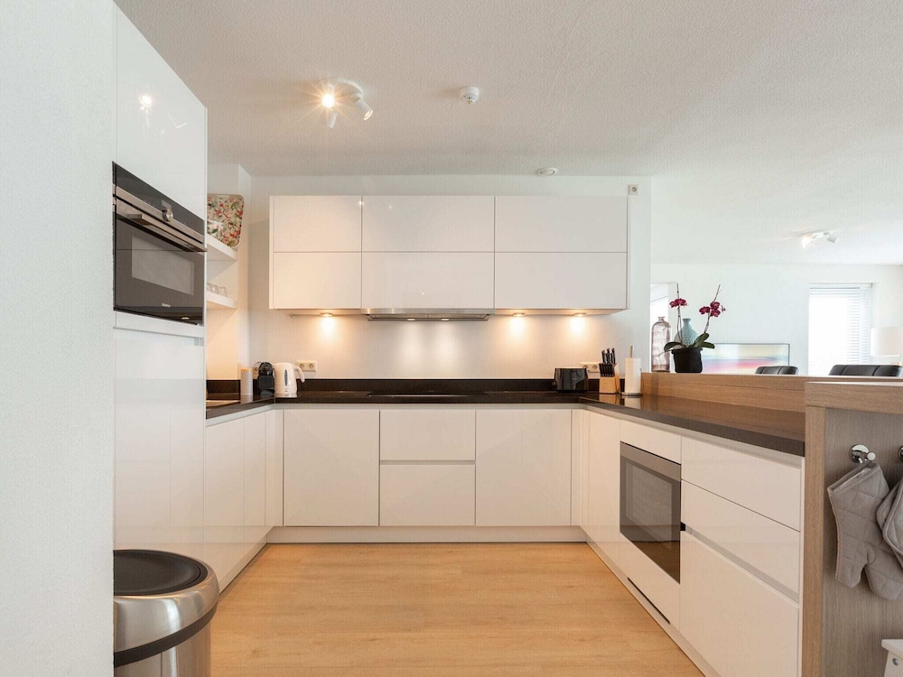 Spacious Apartment in Den Haag near Sea Beach
