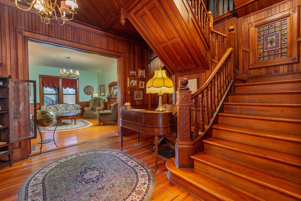 Engadine Inn  Cabins - Property Image 30