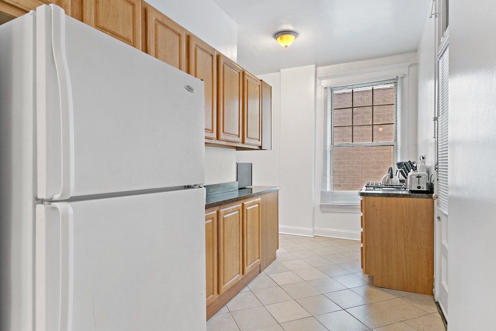 2BR near Wrigley - Grace 05-3
