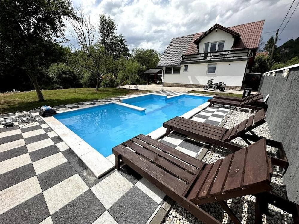 Rijeka Villa-Spacious 4BR with Pool