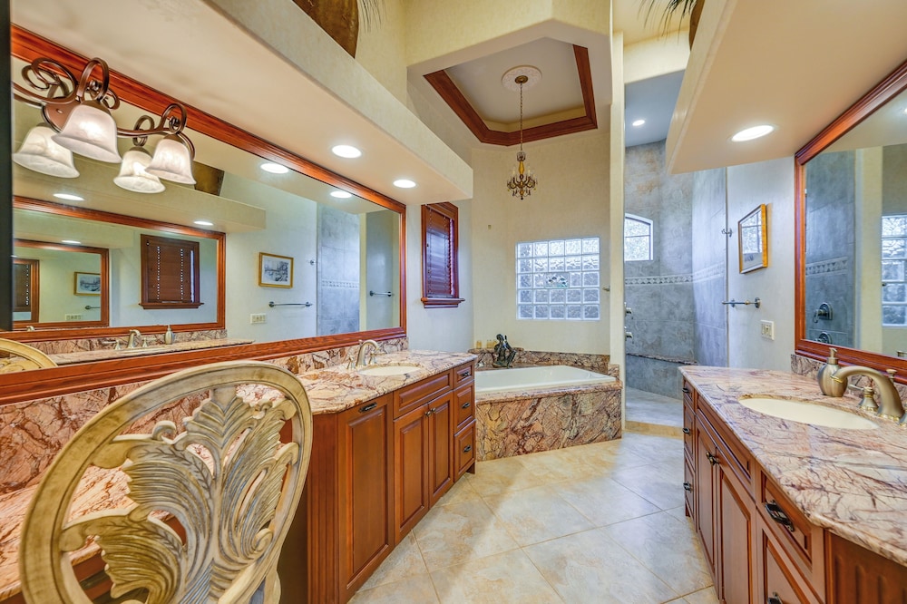 Waterfront Stunner: Effortless Elegance in Naples!