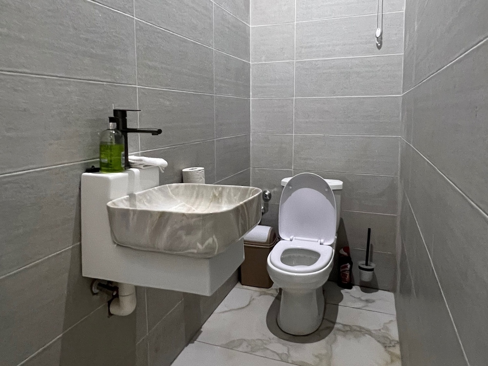 2BR Apartment With Pool and Wifi Near East Airport