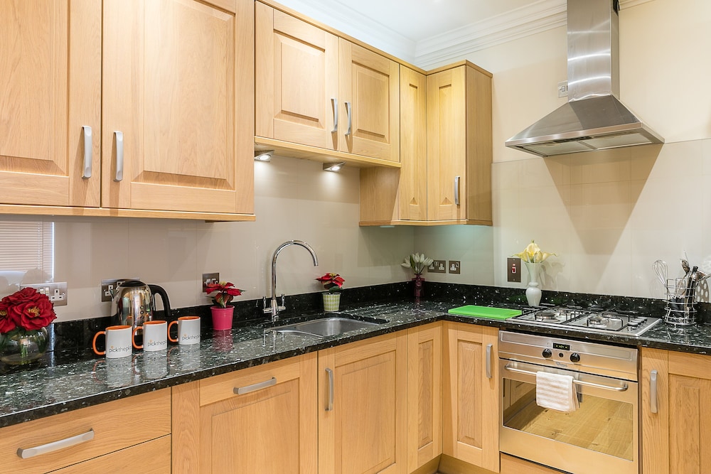 Luxury 5-bedroom Villa With Parking and AC