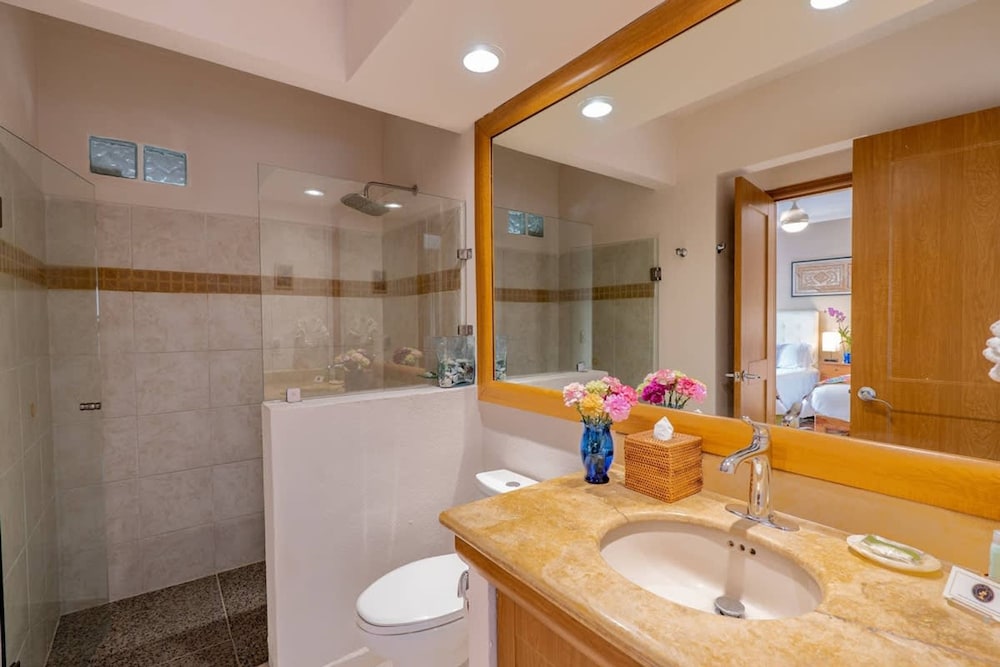 Sleeps 6 Views Beach 1 Block