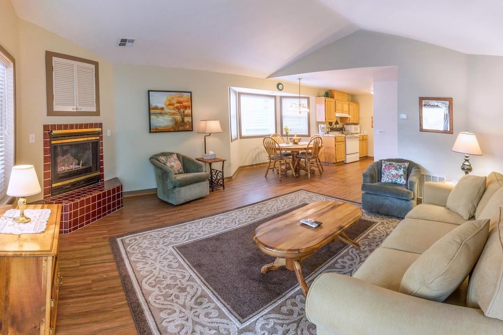 Ashland Vacations - Oak Lawn Cottage  1.5 Blocks to OSF - Property Image 1