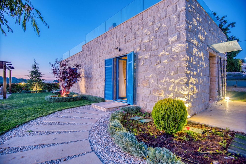 Red Oak House With Garden & Terrace in Assia, Batroun