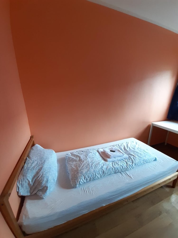 2-Rent Group Hostel Rooms&Apartments TUB19A