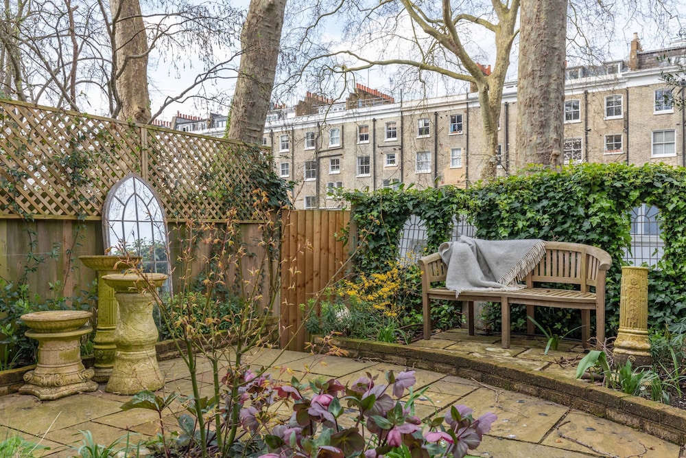 Ladbroke Gardens VII by Onefinestay