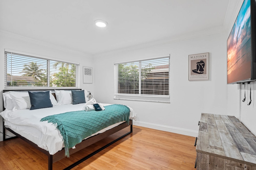 4BR With Private Pool and Game Room - Prime Location
