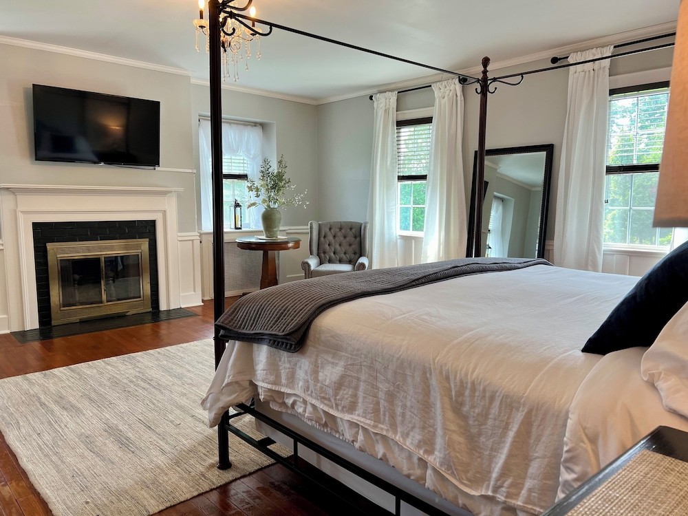 Valcour Inn & Boathouse