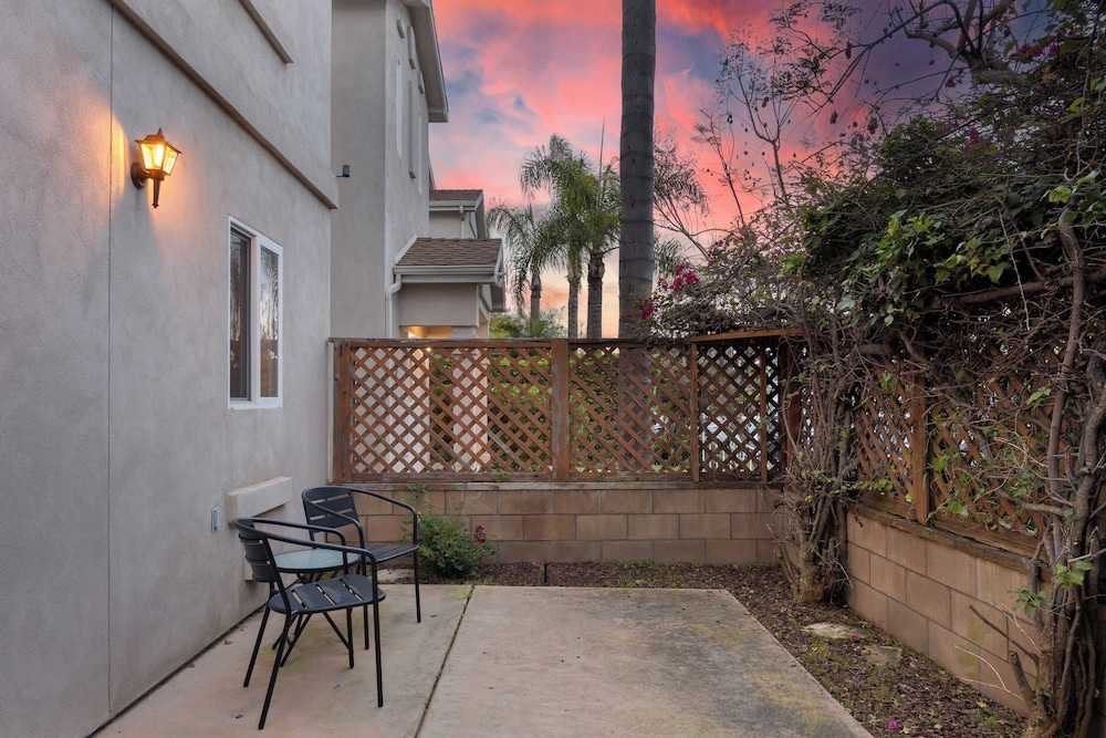 Walk to Dining, Mission + Pacific Beach, and Bars/nightlife Private Backyard
