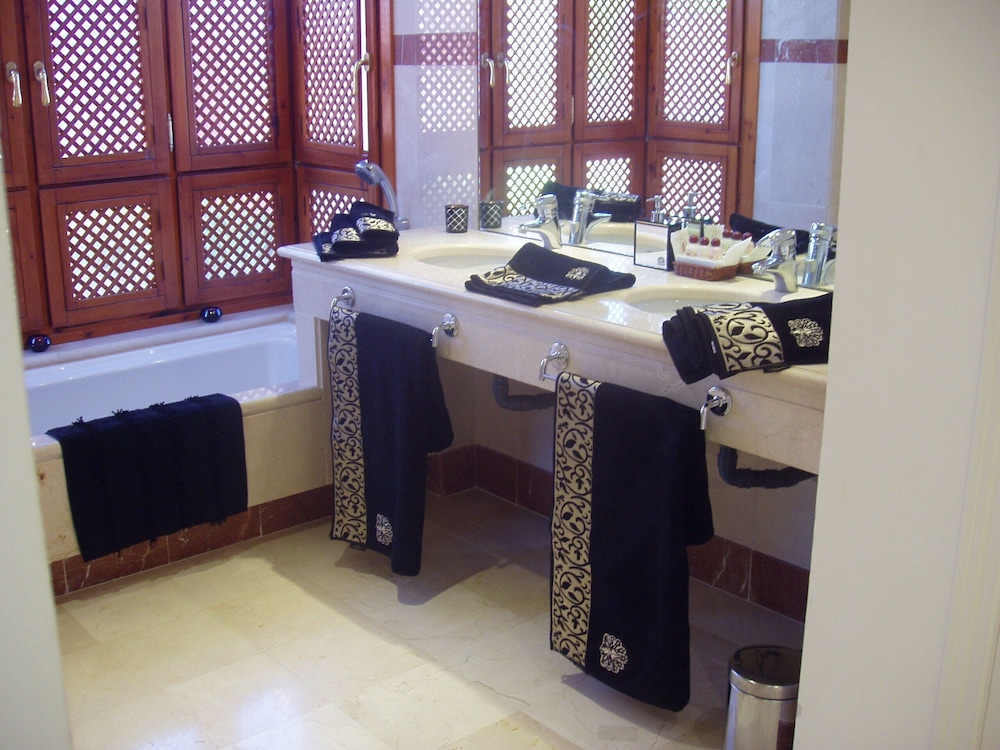 5 Exquisite Penthouse Apartment With Outdoor Jacuzzi, Free Wifi And Full Aircon photo 4