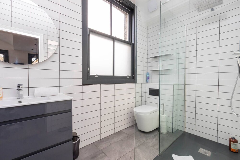 Contemporary 2 Bedroom Apartment on Columbia Road