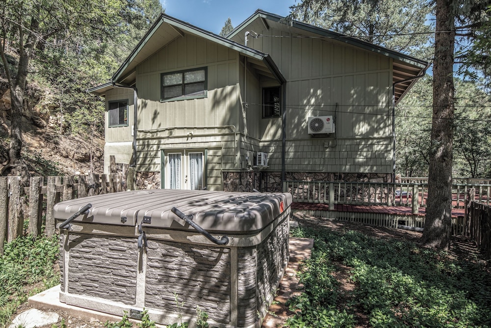 Tis Holiday Haus by Ruidoso Vacation Rentals