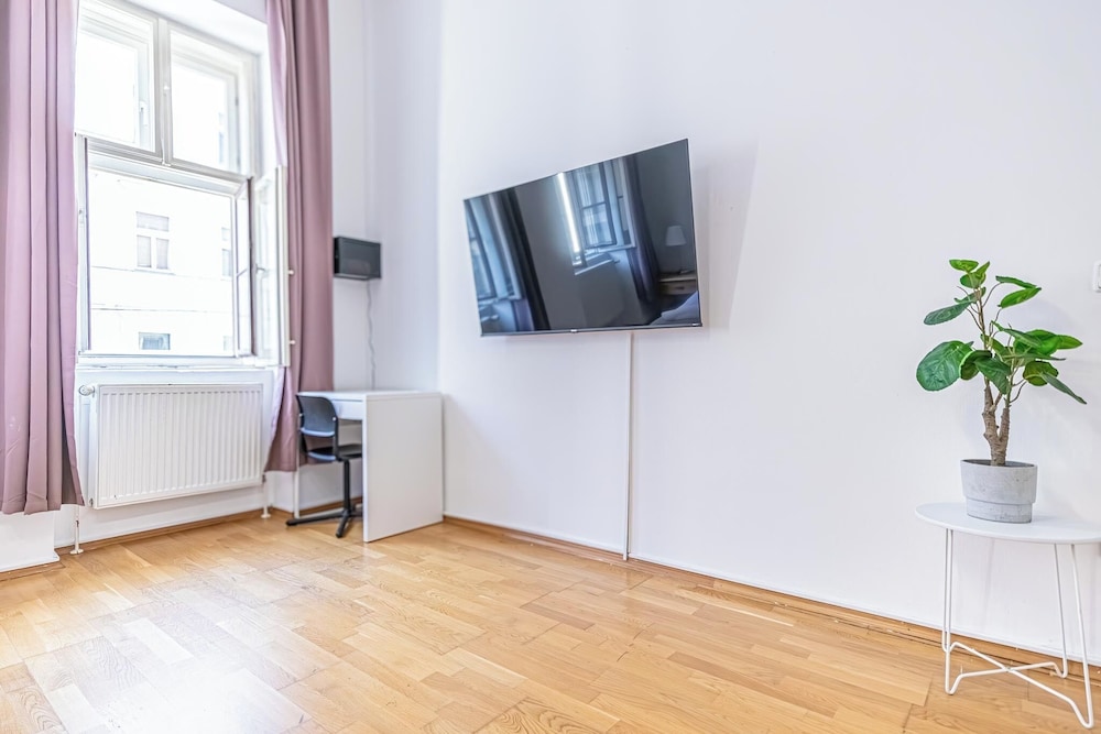 Affordable Cozy 2BR Apt Near Stadthalle