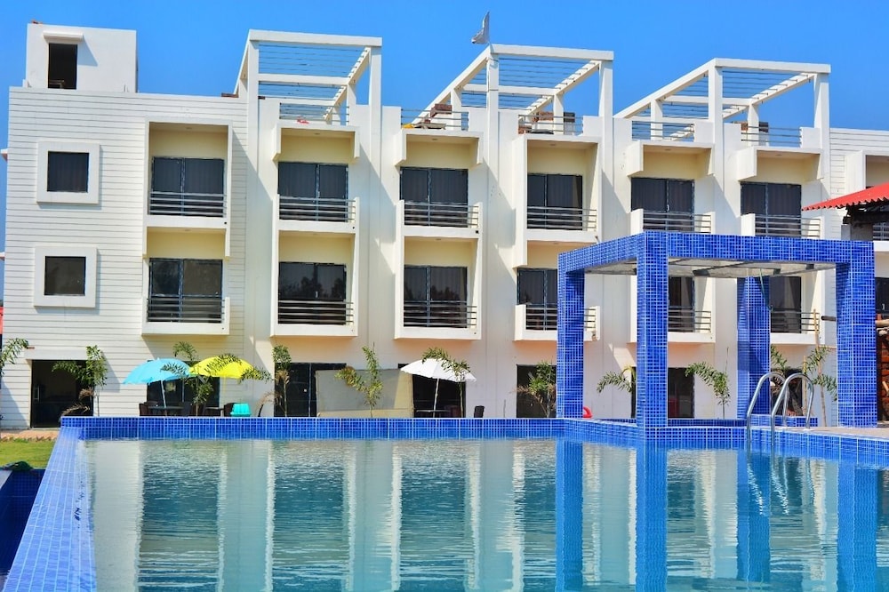 La Macaw Resort