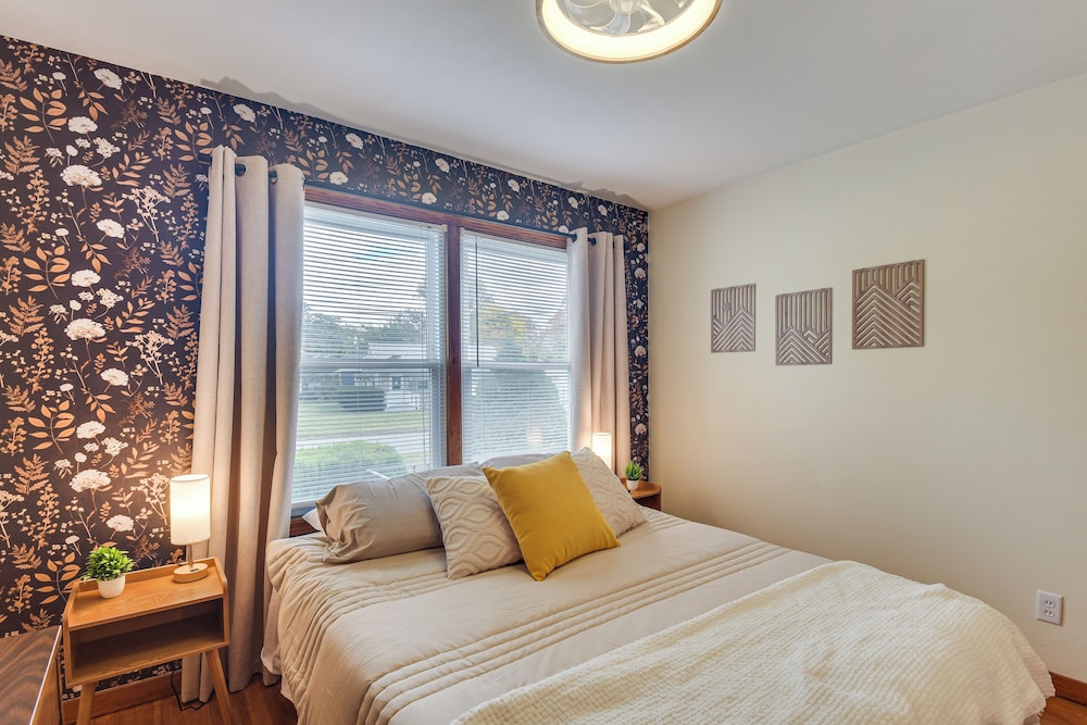 1 Mi to Dtwn Burlington: Modern Home w/ Yard!