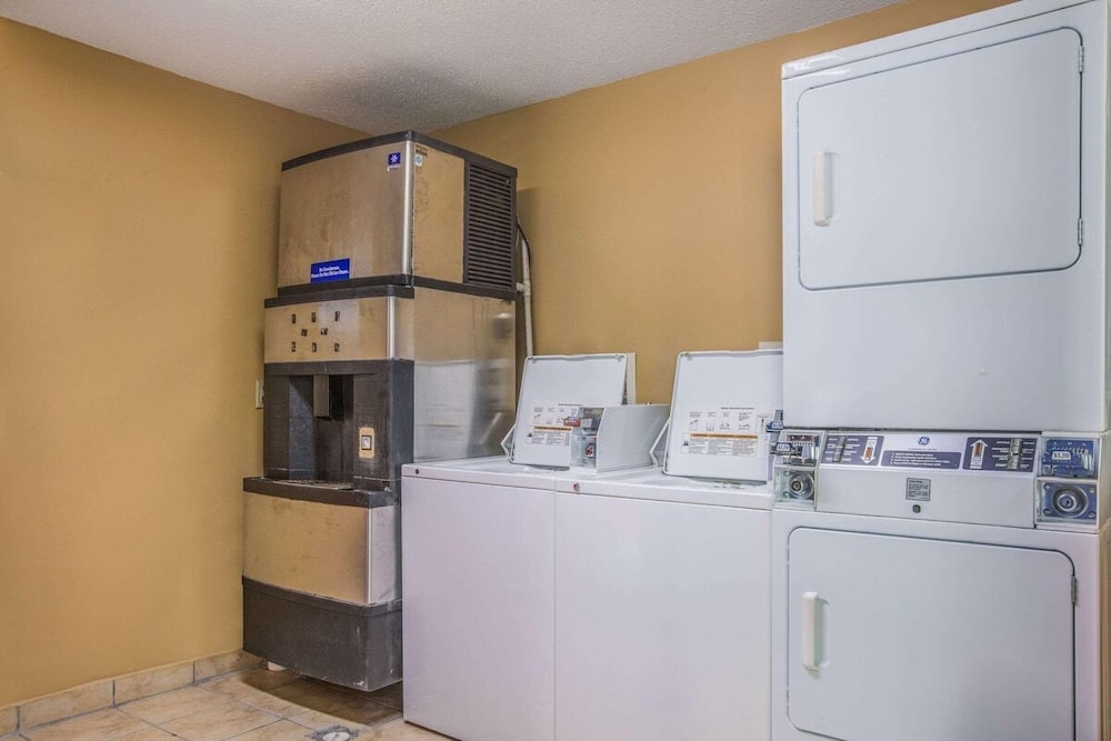HomeTown Inn & Suites