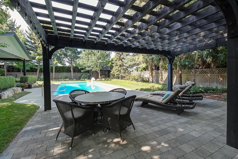 Private Luxury Oasis w Pool HT Parking - Image 5