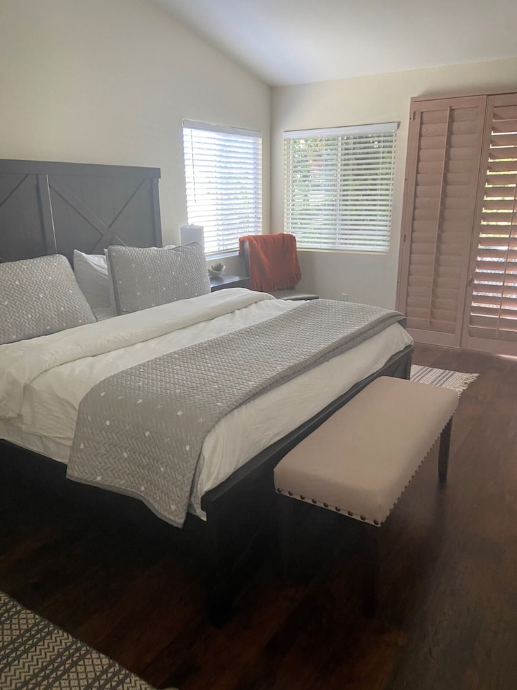 Stunning 5 Star Home Retreat Private Pool Spa BBQ 4 BR