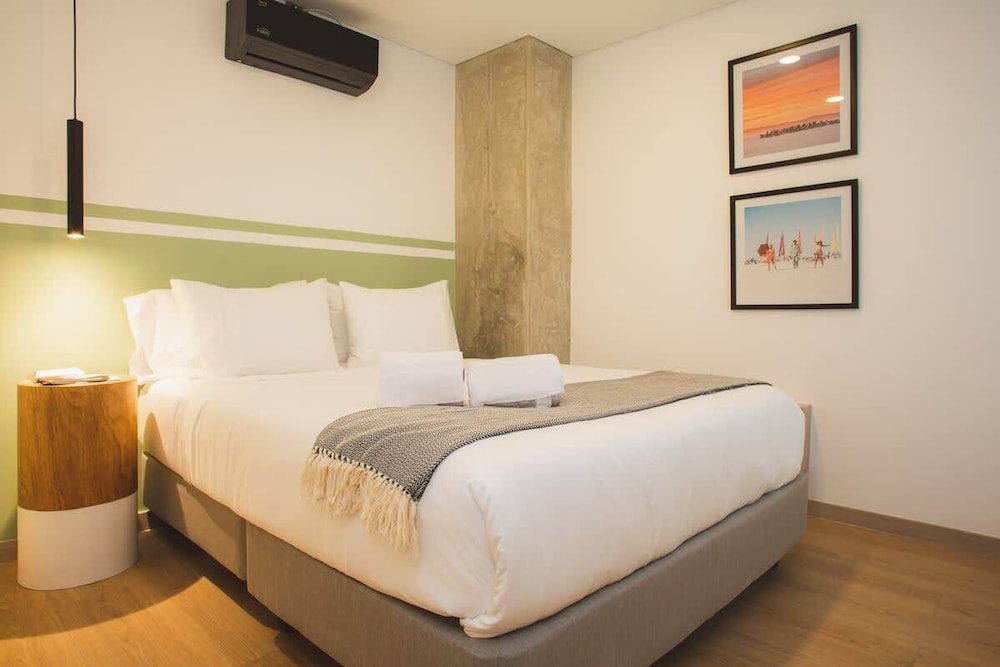 Cool 3 BR W/ Balcony in Laureles Medellín