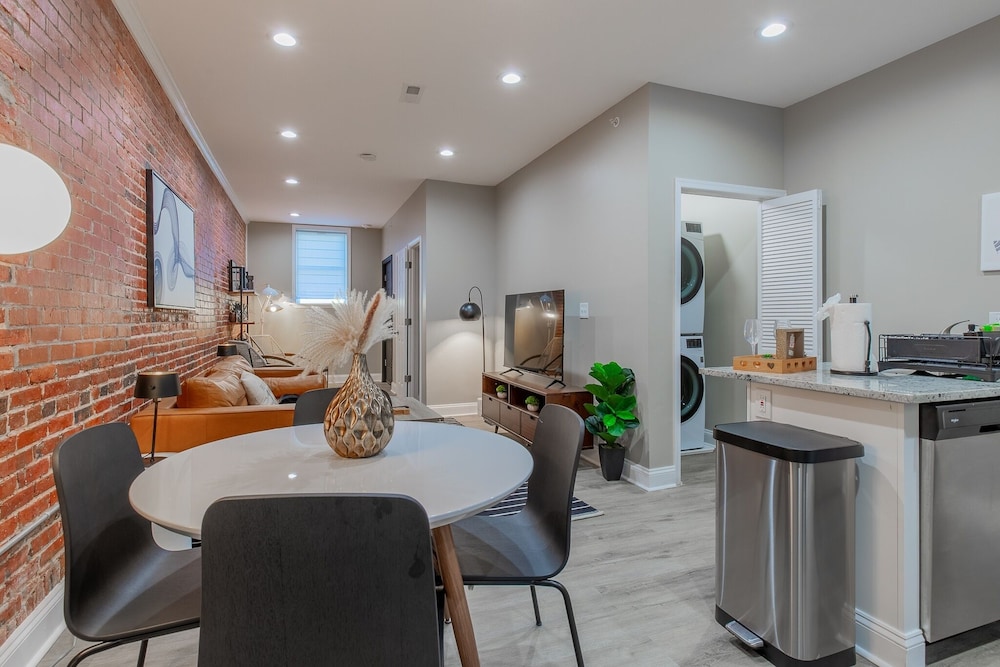 Baltimore's Home Away From Home 2 Bedroom Apts by Redawning - Property Image 6