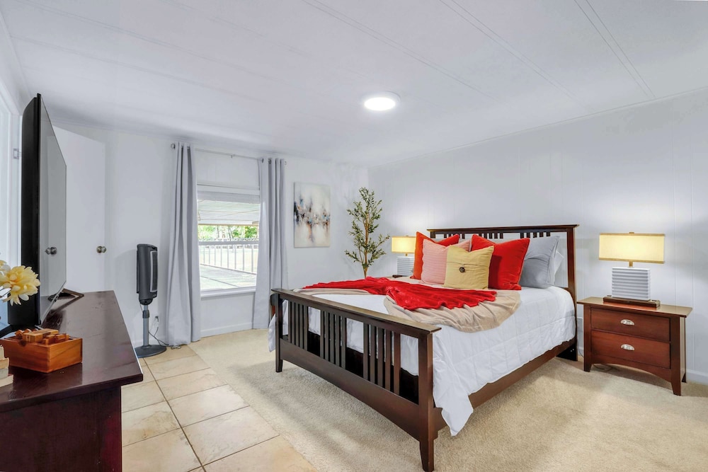 Amazing Lakefront Escape - A Stunner For Sleeps 14
