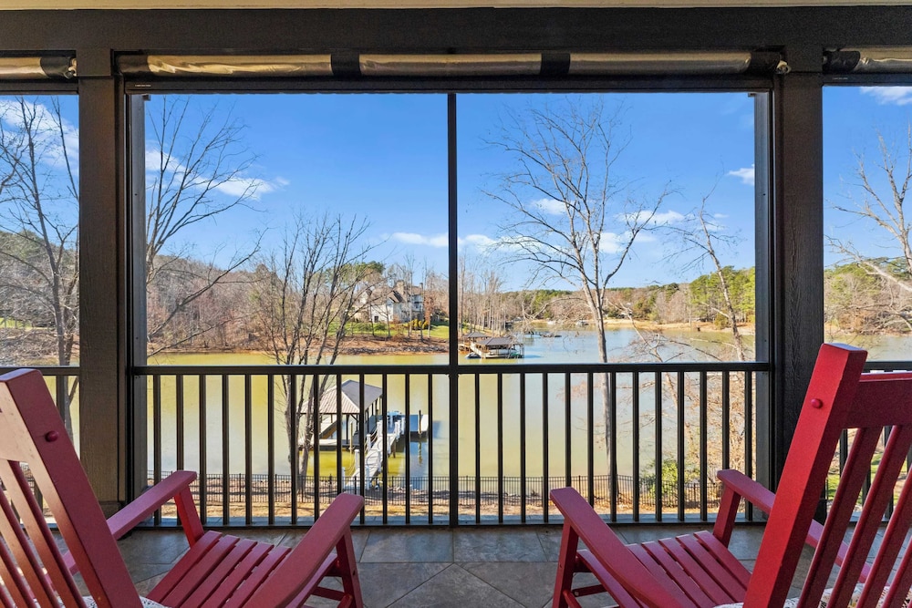 Luxury Lakefront Stay Private Dock, Indoor/outdoor Pool The Retreat