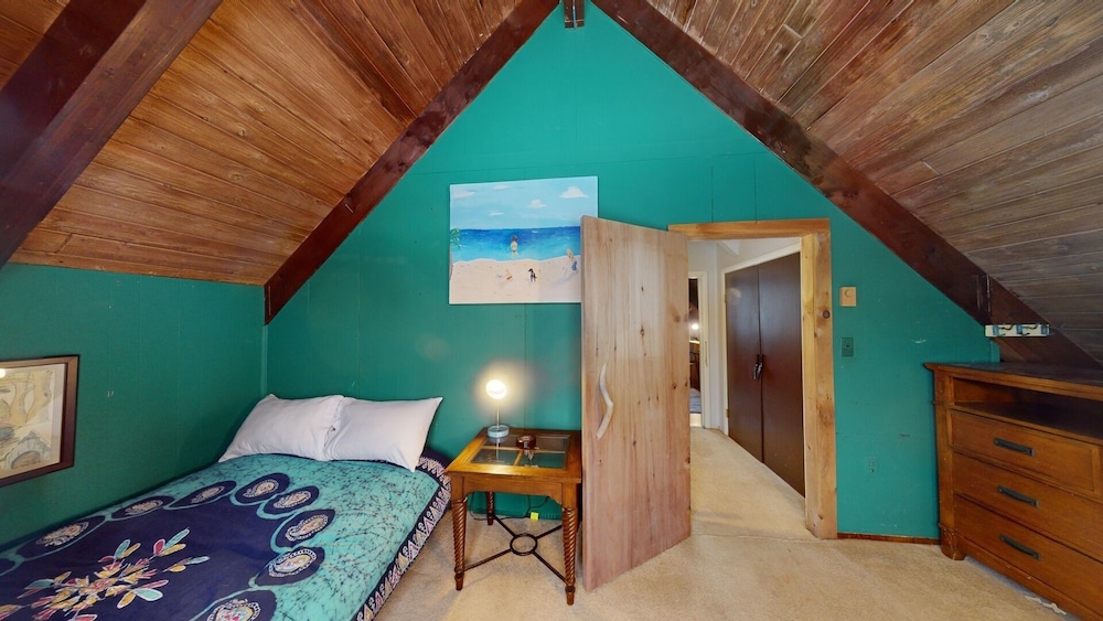 Blue Ridge Chalet 3 Bedroom Chalet by RedAwning view 4