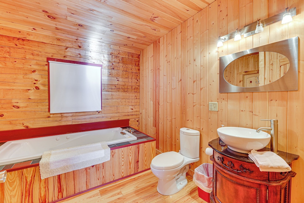 15 Mi to Snowshoe Resort: Cabin w/ Deck & Fire Pit