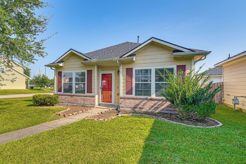 < 1 Block to Park: Family-friendly Houston Home!