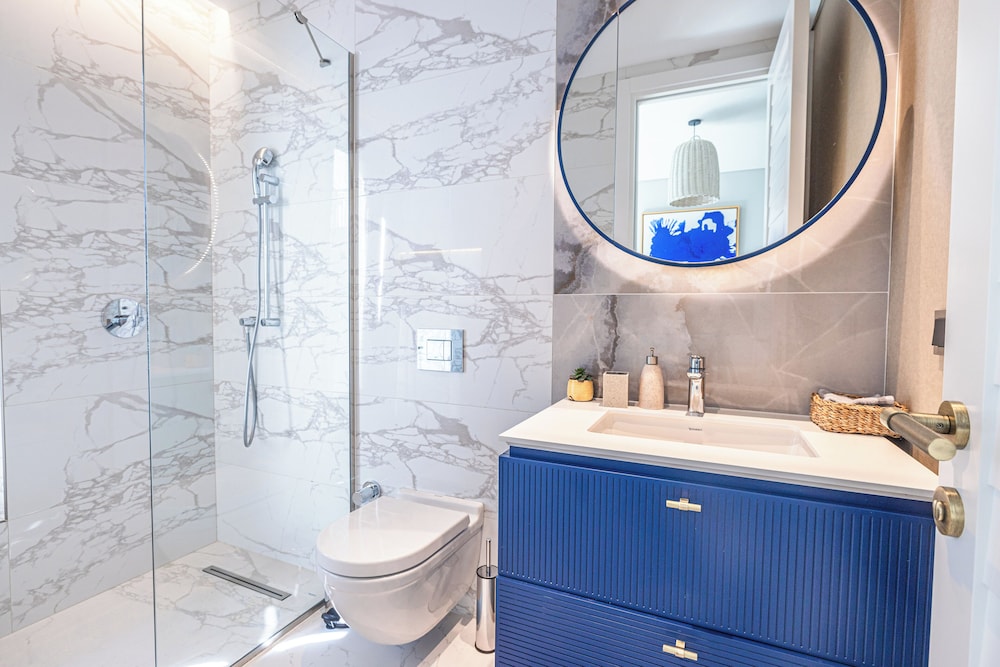 1-Bedroom Seafront Flat with Hotel Amenities
