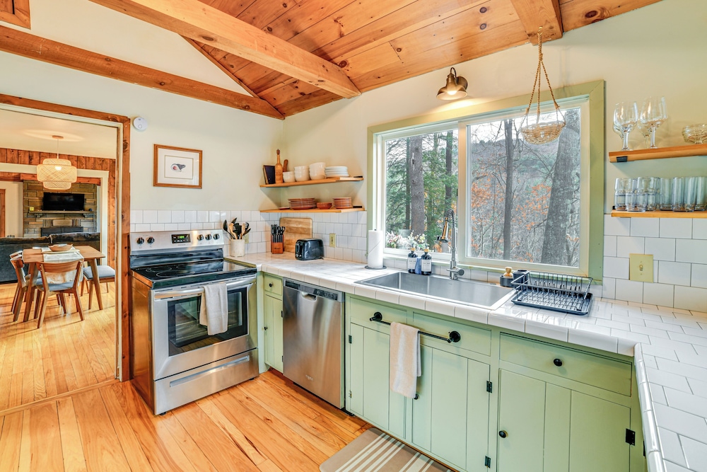 Cozy Cottage Near Hiking & Skiing!
