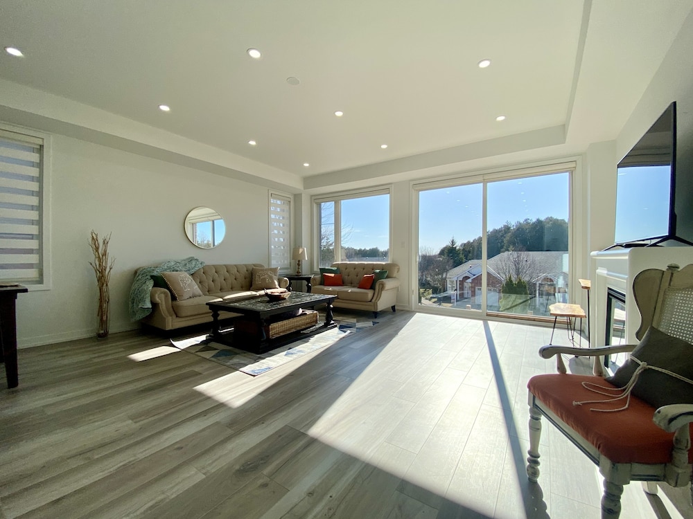 Luxurious Waterfront Residence