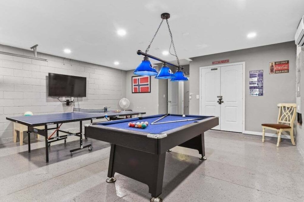 Spacious 6br Villa W/ Private Pool near Disney 6 Bedroom Villa