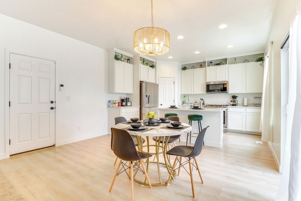 4 Mi to Zions Bank Stadium: Sleek Herriman Retreat