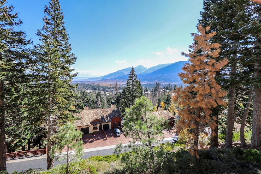 Bridges 105 Pet-Friendly. Ski-in Ski-out Condo with Beautiful Mountain Views and Private Washer Dryer by RedAwning