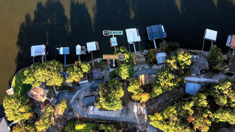 Sunrise Oasis - Enjoy Lakefront Living