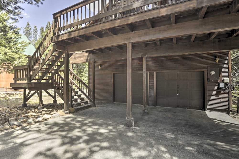 Game Room: Mountain Chalet 5 Mi to Donner Lake view 2