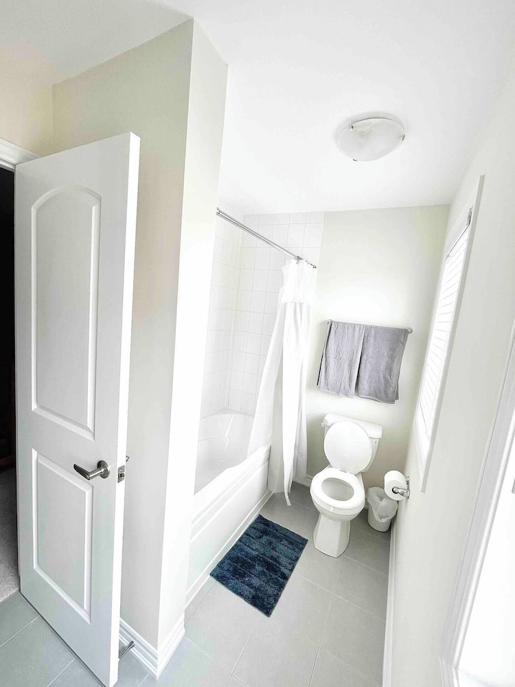Brand New 5 Bedroom Home in West Niagara
