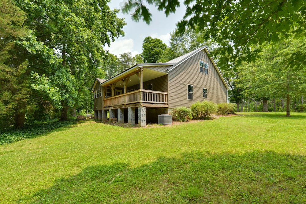 Wine Country Cottage w/ Fire Pit in Olin! view 4