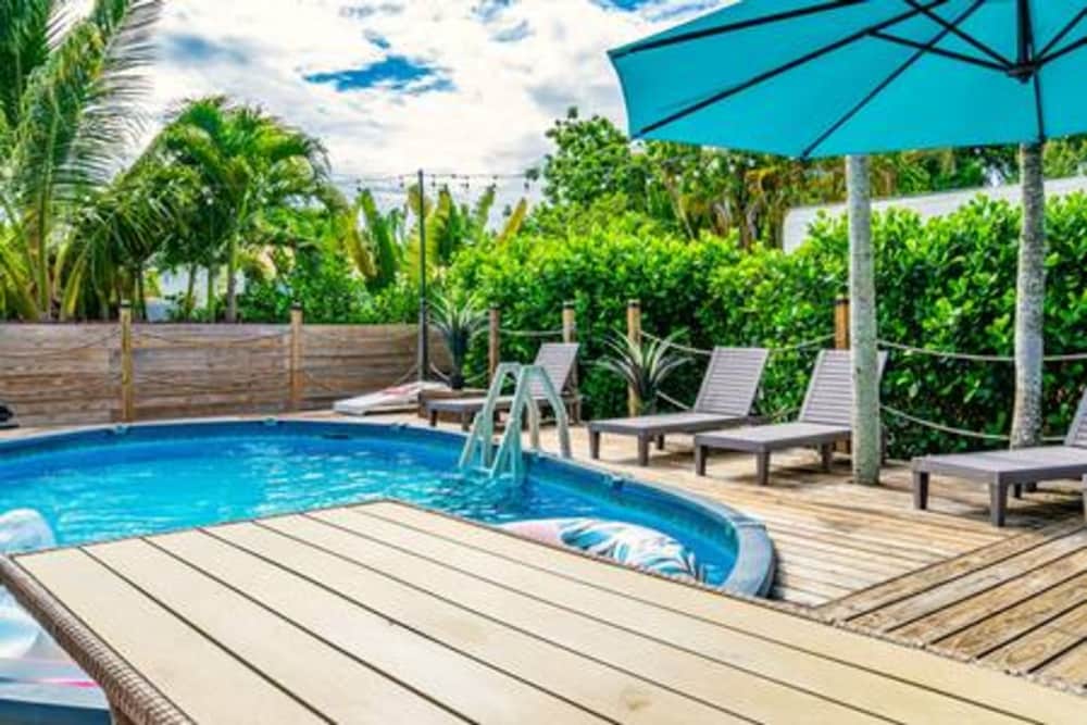 427 NE 107th Studio 6BR 3BA 7 Beds Pool Parking 2 Kitchen