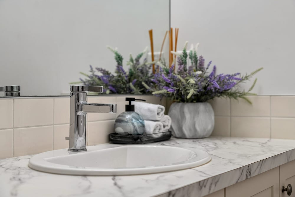 Affordable Long-term Stays Welcome 1BR Suite - Image 2