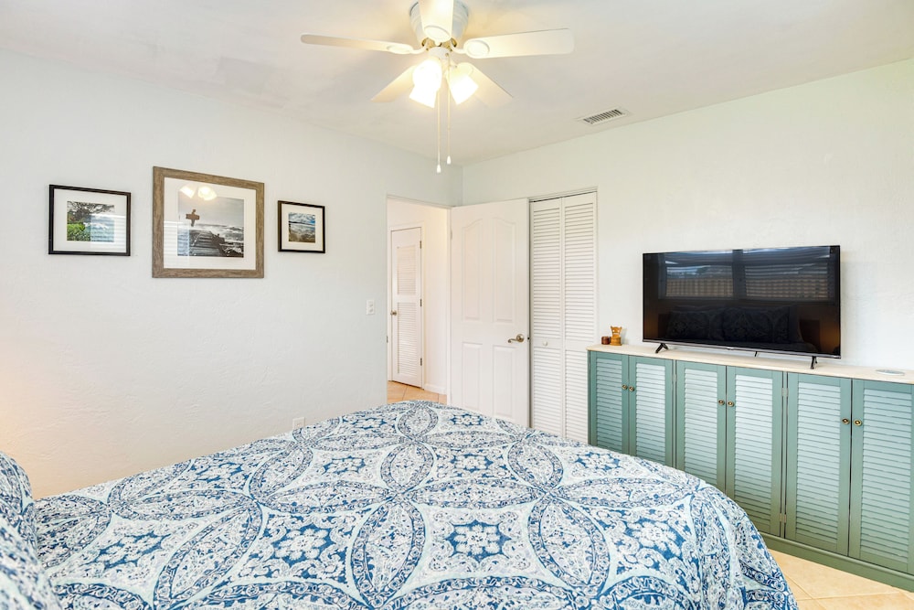 Walk to Shore + Pier: Family Home in Ormond Beach