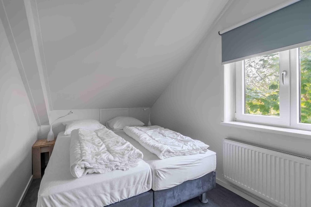 Spacious 6-person Holiday Home Near De Koog