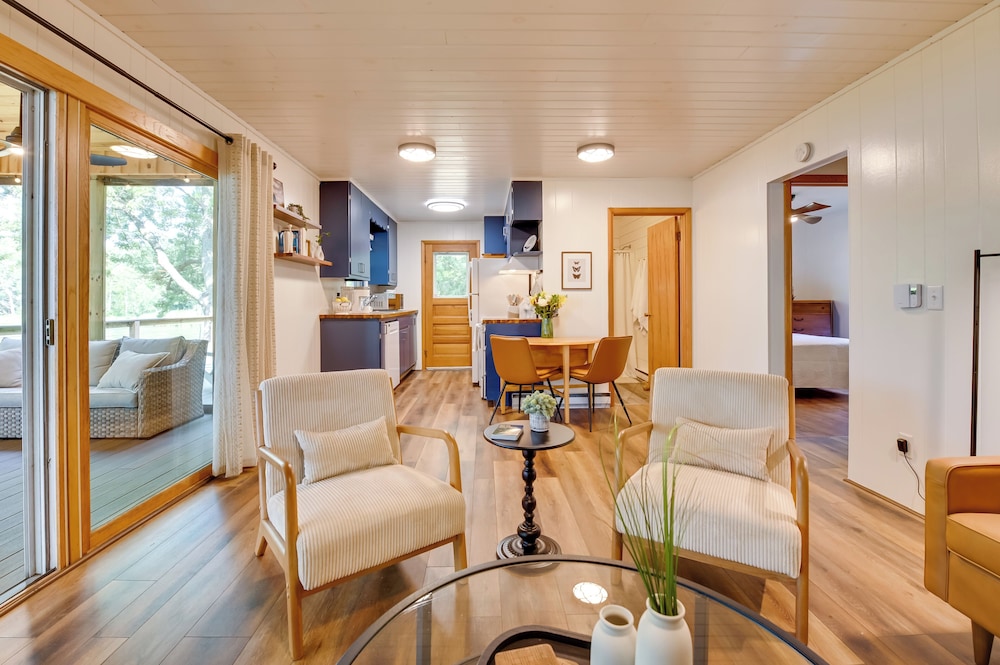 Waterfront Deck! Chic Lower Scott Lake Cottage