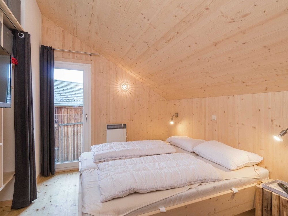 Cosy Chalet With hot tub