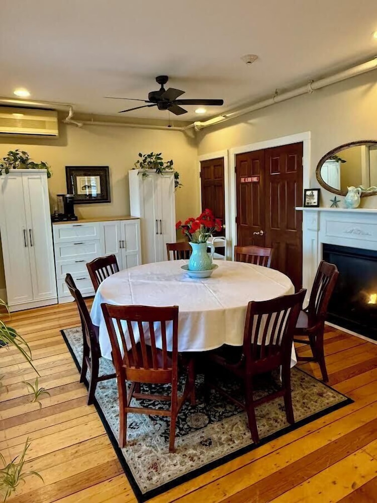 The Glen Cove Hotel & Restaurant