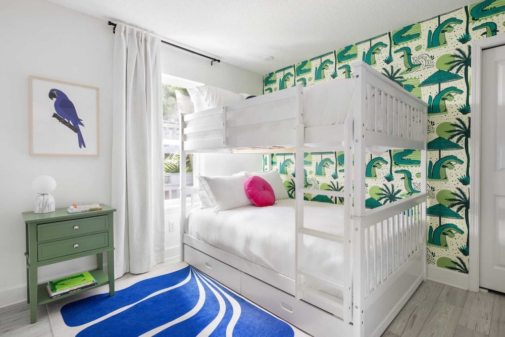 Sleeps 18! 2 Homes, Hot Tub, Game Room, Walk to the Beach Haven & Hidden Grove