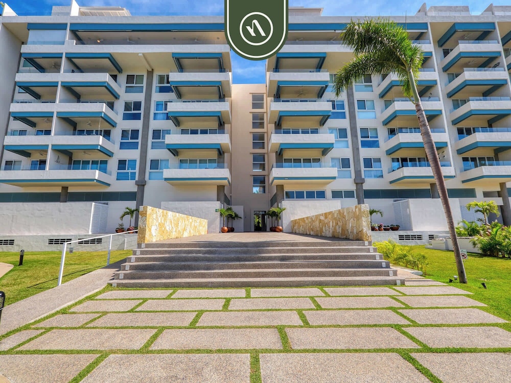 Brand New 1 BR Condo - Pool - Jacuzzi - Gym